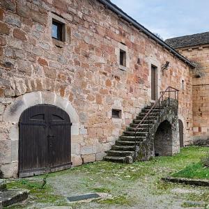 Cour du domaine de Comberoumal en Aveyron