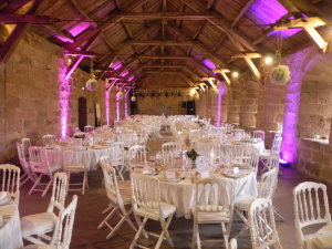 Vue d’ensemble de la salle de réception mariage à Comberoumal en Aveyron