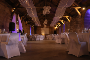 Table de mariage élégante avec décoration florale - Comberoumal Aveyron